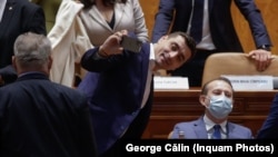 Liderul partidului populist-radical AUR, George Simion, își face un selfy alături de un reticent premier Cîțu, cu câteva minute înainte de căderea cabinetului în Parlament, 5 octombrie 2021.