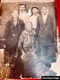 Исак Жанузаков, жубайы жана апасы менен. 1930-жылы тартылган сүрөт.