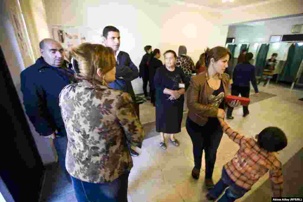 Füzuli rayon qeydiyyatında olan bir seçici səs verərkən. Biz məsul şəxslərə bu barədə məlumat verərkən ani olaraq bu qadın məntəqədən uzaqlaşdırıldı.
