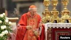 Decanul Colegiului Cardinalilor, Cardinal Giovanni Battista Re, oficiază Liturghia de dinaintea începerii conclavului.