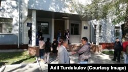 Аскердик прокуратуранын алдына чогулган КСДПнын мүчөлөрү.