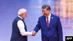 Premierul indian, Narendra Modi (S) și președintele Chinei, Xi Jinping, au avut o întâlnire separată la summitul Organizației pentru Cooperare Shanghai.
