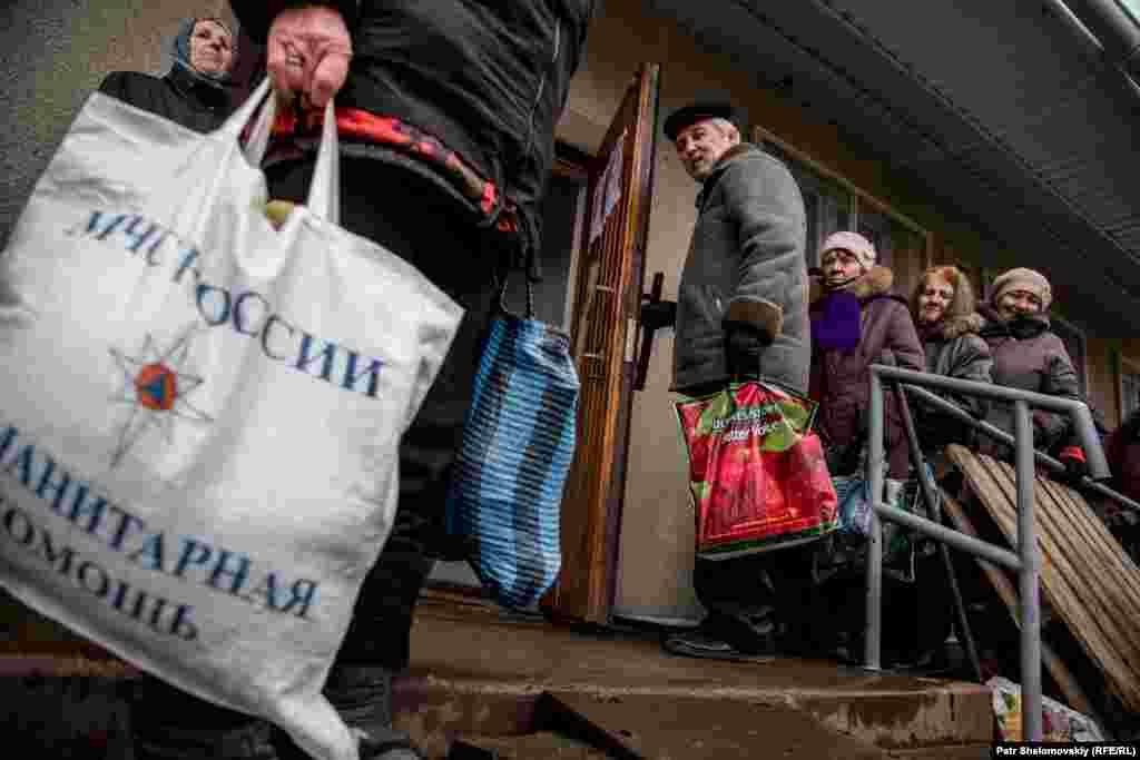 Residents line up to receive food aid.&nbsp;