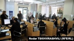 Погоня за прибылью, в которую включились грузинские банки, негативно влияет на развитие экономики, порождает дисбаланс в ней. В общемировой практике, если рост банковской системы в разы обгоняет рост ВВП, государство обязательно вмешивается
