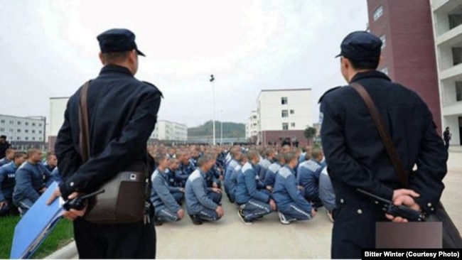 Охранники наблюдают за заключенными-уйгурами, содержащимися в одном из "центров перевоспитания" на северо-западе Синьцзян-Уйгурского автономного района КНР. Октябрь 2020 года