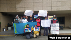 Активисты с плакатами с призывами освободить политзаключенных и ввести персональные санкции против Нурсултана Назарбаева и глав органов безопасности. 5 октября 2021 года
