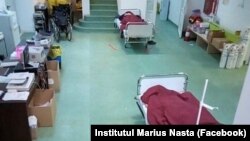 Romania, Spitalul de Pneumologie Marius Nasta, pacienți în paturi așezate pe hol, din cauza aglomerației provocate de virulența Covid 19. Octombrie 2021.