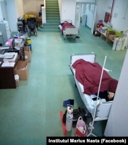 La Institutul Marius Nasta din București pacienții erau tratați, duminică, pe holuri.