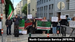 Акция протеста перед российским посольством в Вене