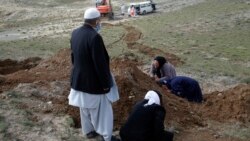 آرشیف، مراسم خاک‌سپاری یک جسدی که در اثر مبتلا شدن به ویروس کرونا در هرات جان باخته است.