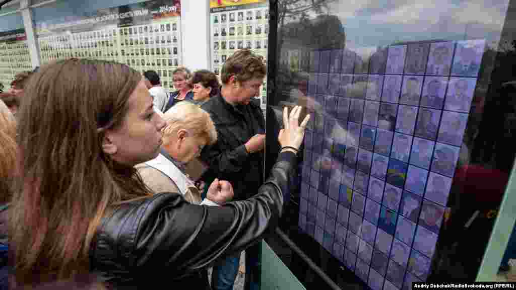 Біля Стіни пам’яті Михайлівського собору відкрили інтерактивну електронну дошку, на якій можна прочитати про загиблих воїнів