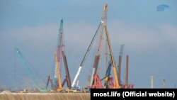 Возведение свайных фундаментов моста через Керченский пролив