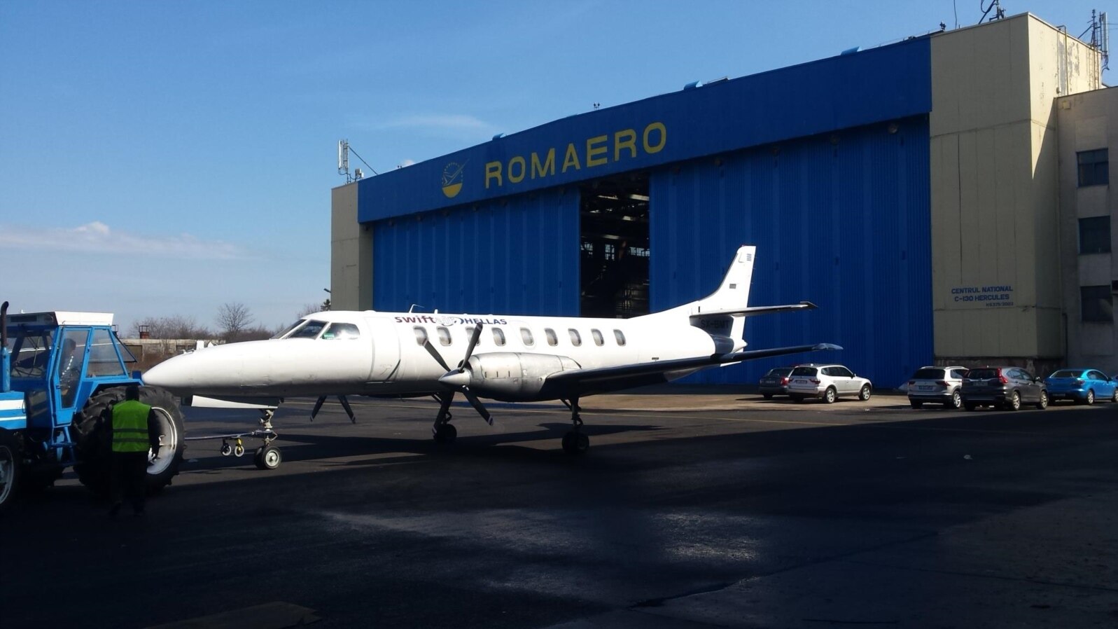 Un avion iese din hangarul Romaero, după lucrări de reparații și mentenanță, în 2018.