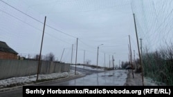 Дорога у передмісті Краматорська, накрита антидроновими сітками, лютий 2026 року