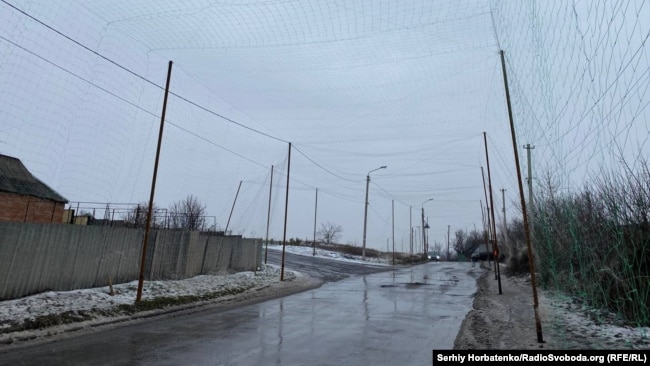 Дорога у передмісті Краматорська, накрита антидроновими сітками, лютий 2026 року