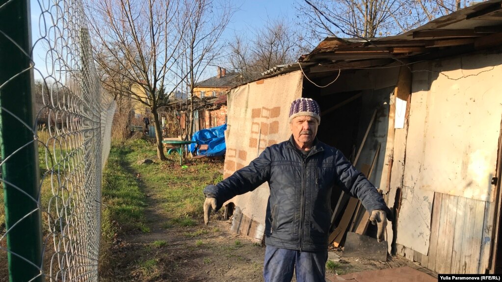 Ветеран Балтфлота Алексей Лукин рядом с забором, преградившим путь к его гаражу