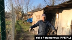 Ветеран Балтфлота Алексей Лукин рядом с забором, преградившим путь к его гаражу