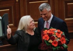 Депутат Флора Бровина, из-за которой разгорелся скандал, с президентом Республики Косово Хашимом Тачи