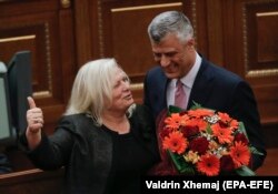 Депутат Флора Бровина, из-за которой разгорелся скандал, с президентом Республики Косово Хашимом Тачи
