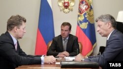 Russian President Dmitry Medvedev is flanked by Gazprom CEO Aleksei Miller (left) and Ukrainian Energy Minister Yuriy Boiko during a meeting in August.