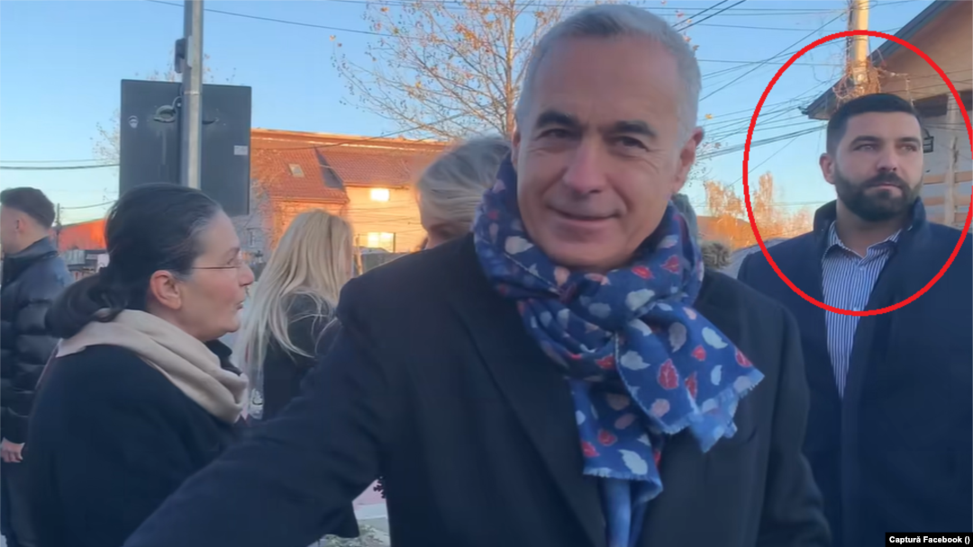 La primul tur al alegerilor prezidențiale, în spatele lui Călin Georgescu a stat permanent o gardă de corp.