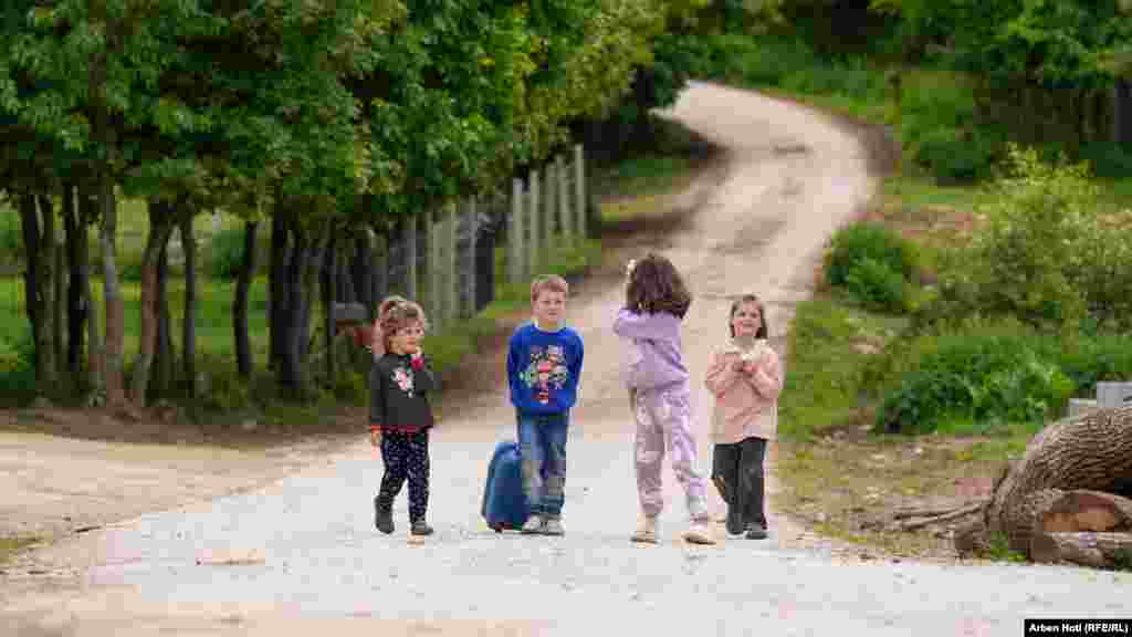 Disa fëmijë duke shëtitur në një rrugë të fshatit Brus, në pjesën qendrore të Kosovës. Ky fshat njihet si një vend ku katolikët dhe myslimanët janë një familje.