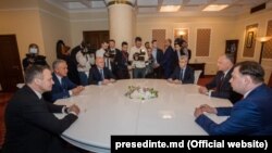 Liderul PD, Vladimir Plahotniuc (al doilea din stânga),
faţă în faţă cu preşedintele Igor Dodon, zis şi lider informal al PSRM