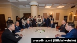 Preşedintele Igor Dodon şi liderul democraţilor Vladimir Plahotniuc