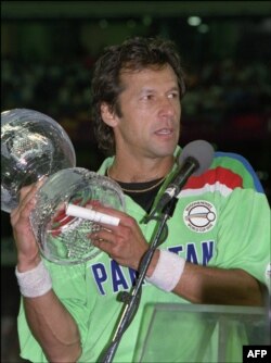عمران خان یک زمانی ستاره معروف تیم کریکت پاکستان بود