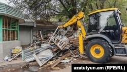 Երևանի քաղաքապետարանի տրակտորն ապամոնտաժում է Շինարարների փողոցի կրպակները, 12-ը հոկտեմբերի, 2026 թ. 