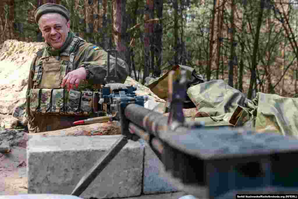 Військовий 72-ї окремої механізованої бригади імені Чорних Запорожців на передових позиціях на північ від Києва, 17 березня 2022 року