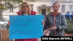 Zinaida Jamakosmanović, majka djeteta s autizmom, na protestu u Sarajevu