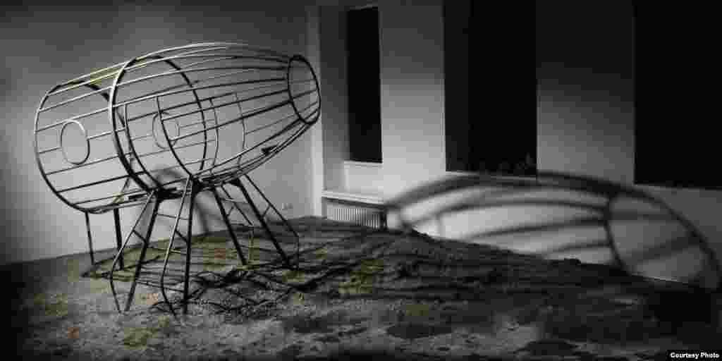 №012 &ndash; Надежда Анфалова. Инсталляция &laquo;Космодвор&raquo;. Размеры варьируются. Звук, объект, световая проекция тени. Courtesy галерея Анна Нова