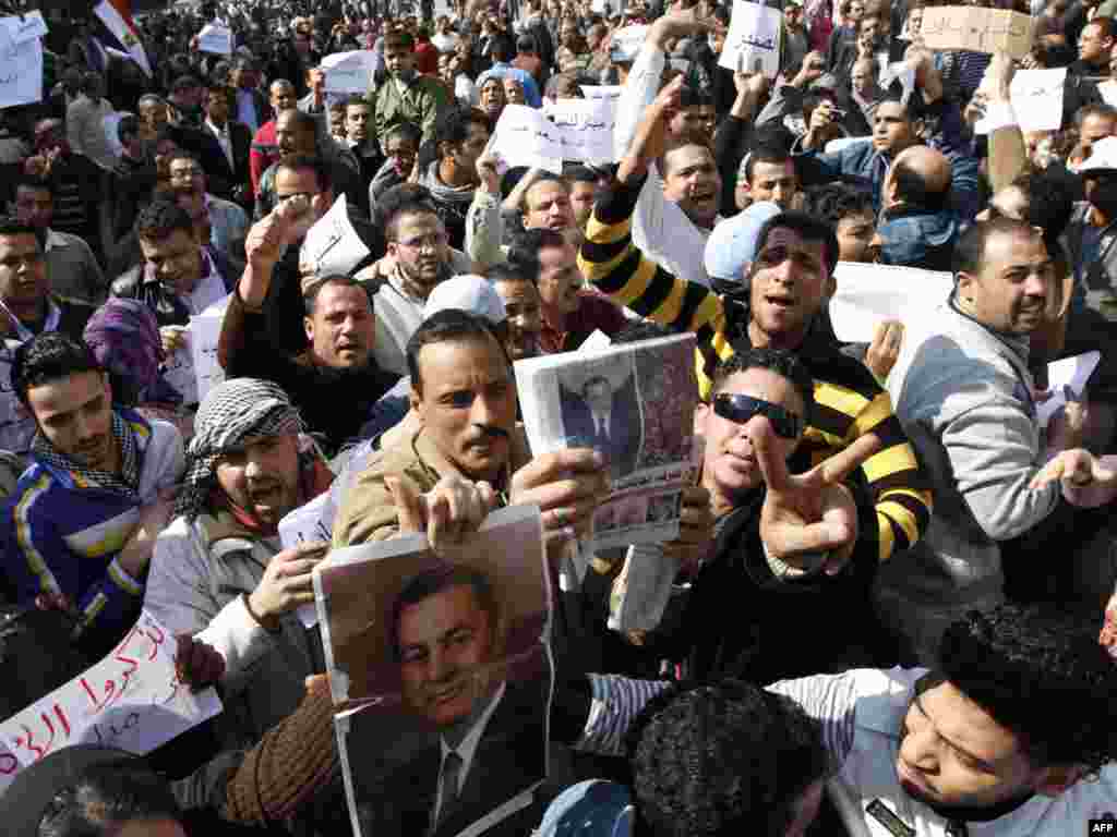 Müsüriň prezidenti Hosni Mubaregiň tarapdarlary Kairde ýörişe çykdylar, 2-nji fewral.