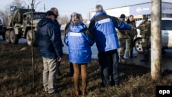 Ուկրաինա - ԵԱՀԿ-ի դիտորդները Դոնեցկի մերձակայքում հետևում են անջատողականների կողմից ծանր զինտեխնիկայի հետքաշմանը, 27-ը փետրվարի, 2015թ․