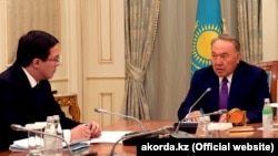 Президент Казахстана Нурсултан Назарбаев (справа) во время встречи с председателем Национального банка Казахстана Данияром Акишевым. Астана, 16 июля 2018 года.