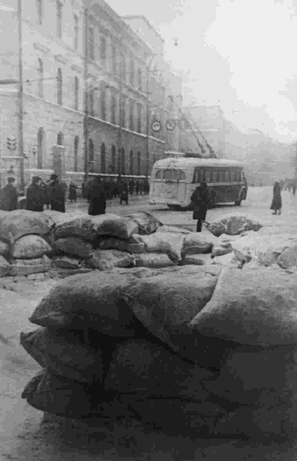 Ez is 1941, akadályokat kerül ki a troli a belvárosban. 