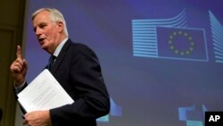 Negociatorul UE, Michel Barnier cu o copie a acordului privind Brexit-ul, negociat cu guvernul britanic, noiembrie 2018 