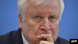 Horst Seehofer német belügyminiszter egy berlini sajtótájékoztatón, 2020. február 21-én