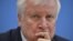 Horst Seehofer német belügyminiszter egy berlini sajtótájékoztatón, 2020. február 21-én