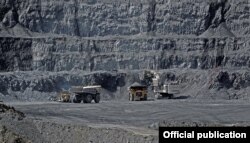 До 2021 года крупнейшим предприятием Кыргызстана с иностранным капиталом было золоторудное месторождение Кумтор. В мае прошлого года Бишкек сначала ввел государственное управление в компании, а позже договорился с канадской компанией Centerra Gold Inc. о полной передаче рудника Кыргызстану.