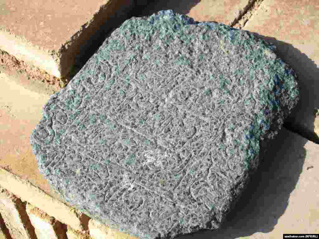 Mawzoleýiň ýanynda goýulan arap ýazuwly daş