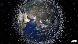 Созданное на компьютере изображение Земли, вокруг обриты которой вращаются около 12 тысяч различных объектов.