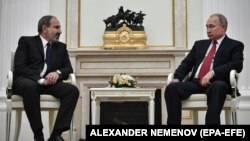 نیکول پاشینیان سرپرست صدارت ارمنستان "چپ" حین ملاقات با ولادیمیر پوتین رئیس جمهور روسیه در مسکو