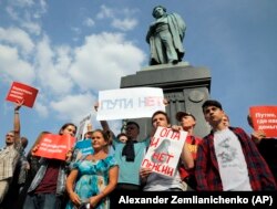 Акции протеста сторонников оппозиционного политика Алексея Навального - место, где вы гарантированно найдете оперативников Центра "Э"