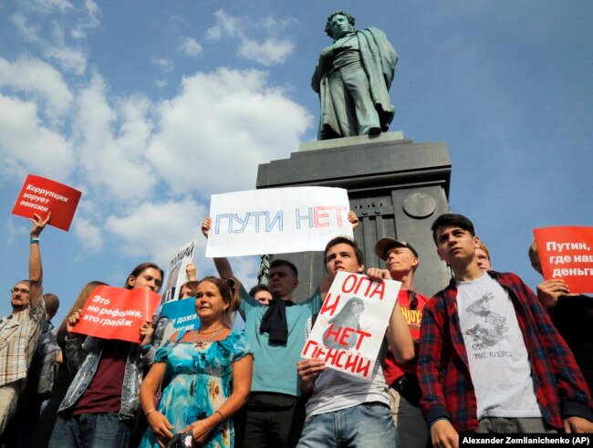 Акции протеста сторонников оппозиционного политика Алексея Навального – место, где вы гарантированно найдете оперативников Центра "Э"