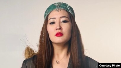 Әйел видеоны тыңдады Әйел видеоны тыңдады