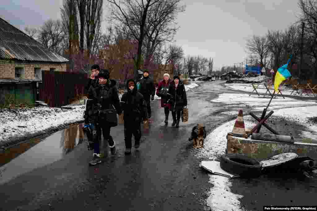 A family from the village of Chernukhino walked five kilometers to reach Debaltseve and catch a bus out of the area.