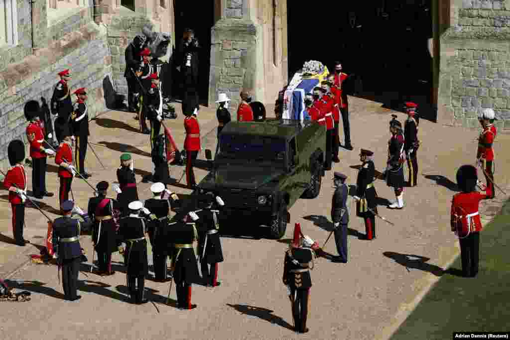 Труна з тілом британського принца Філіпа на території Віндзорського замку, 17 квітня 2021 року