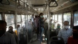 Ljudi sa zaštitnim maskama u javnom prevozu u Mumbaju, 8 juni 2020.